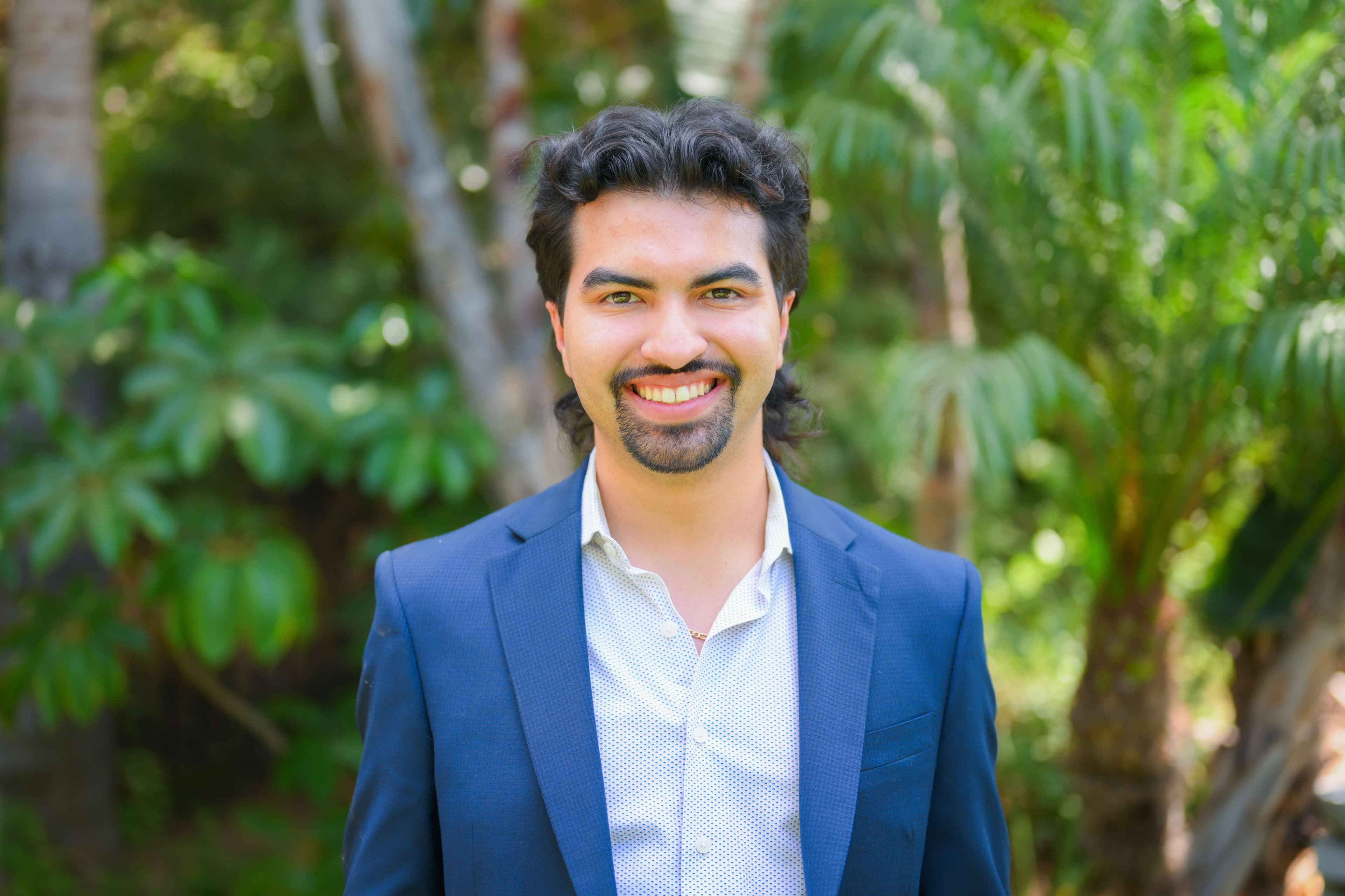 Andrew León